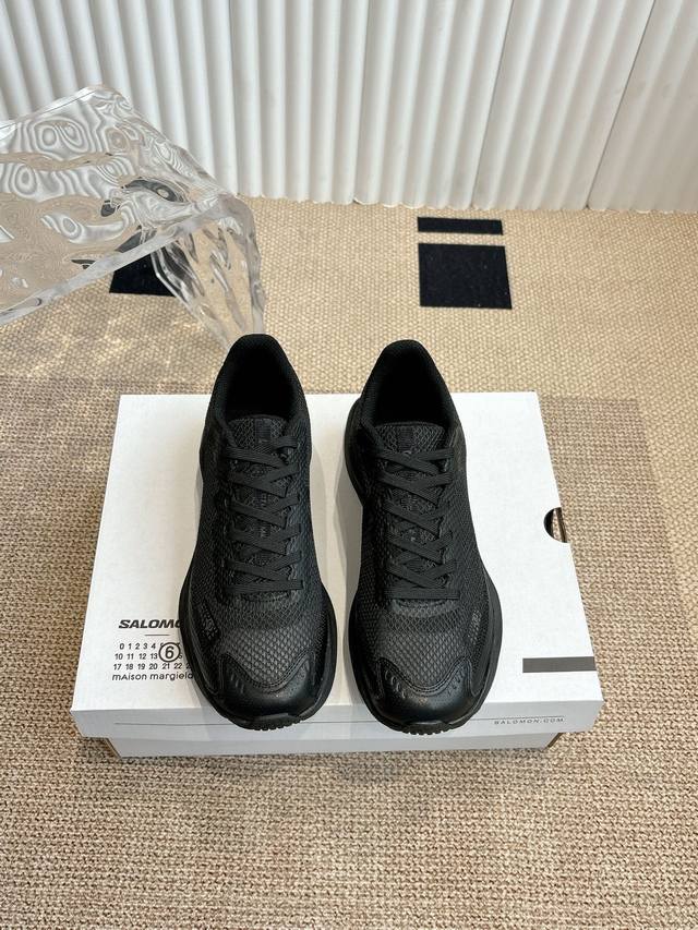 Mm6 X Salomon Spectur Maison Margiela与Salomon合作的2025春夏系列鞋款，以公路跑鞋Spectur 2为基础，鞋面采