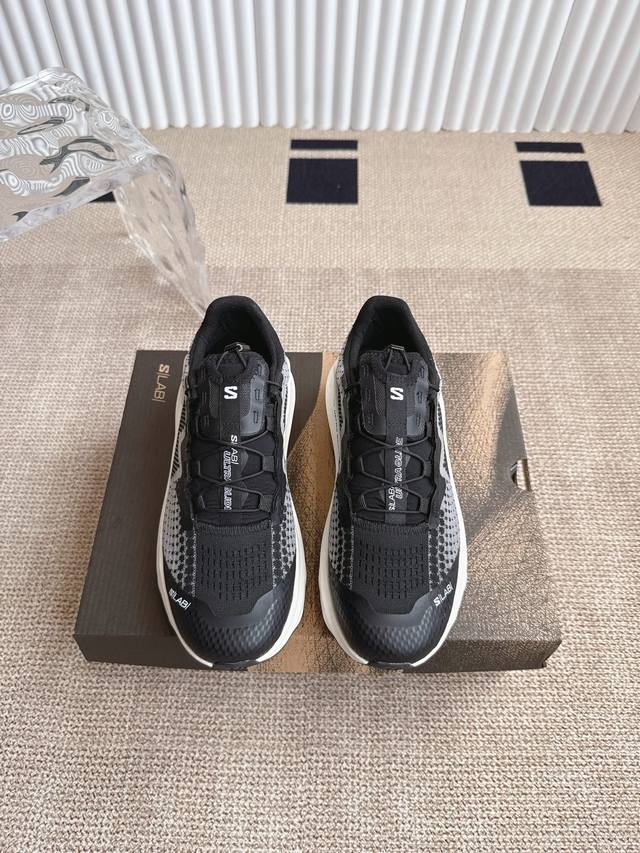 Salomon Xt Whisper 萨洛蒙户外 休闲 运动鞋 顶级版本，全新演绎的专注于其空气动力学的外观上，标志性白色与奶油色带来都市风格。 另一双则以纯粹