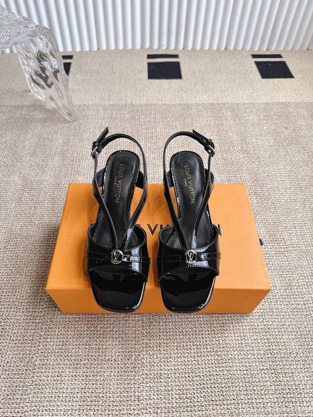 Louis Vuitton Lv方头搭扣 V型带猫跟凉鞋露跟高跟鞋 Lv五金 “Logo”饰以点缀，细节质感特别的高级！犀利的造型效果视觉盛宴难以掩饰Lv的优雅
