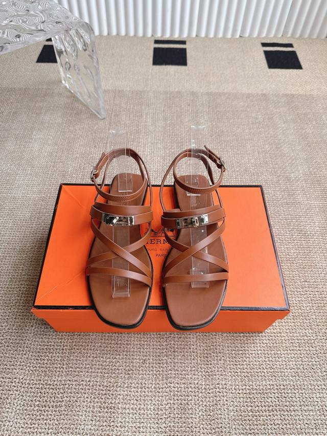 Hermes 爱马仕 25Ss 春夏最新 Kelly 凉鞋经典的版型 搭配极具辨识度的上脚超级百搭好看时髦 超多明星网红种草春夏必备 随意舒适高级感 鞋面：对版