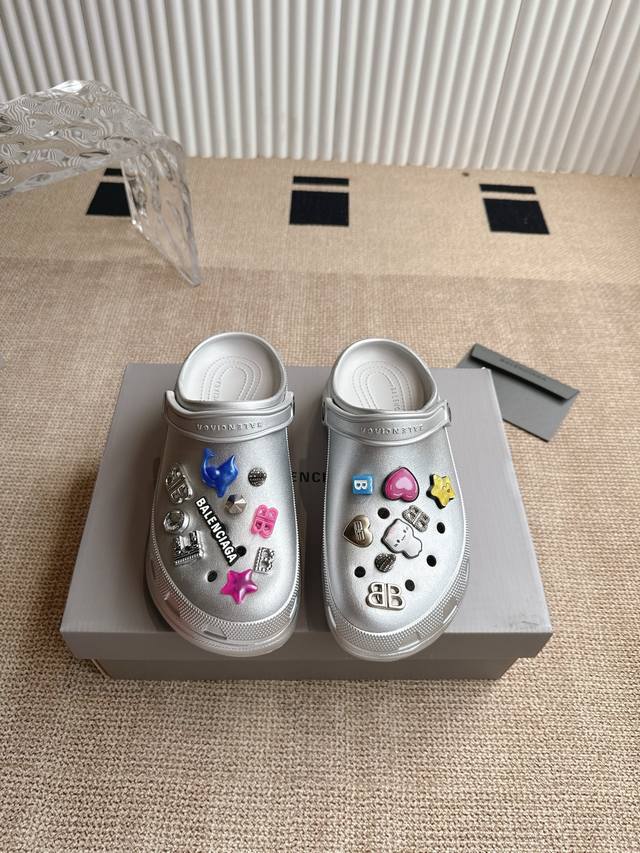 Balenciaga X Crocs 联名洞洞鞋 巴黎世家Balenciaga X Crocs春夏最新情侣款洞洞鞋，25春季新款黑马单品,海内外时尚博主纷纷上脚