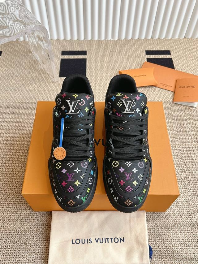 现货秒发 Lv Xtm Iv Trainer 路易威登X 村上隆联名运动鞋 本款 Lv Trainer 运动鞋选用粒面牛皮革演绎路易威登 X 村上隆再版系列的鲜