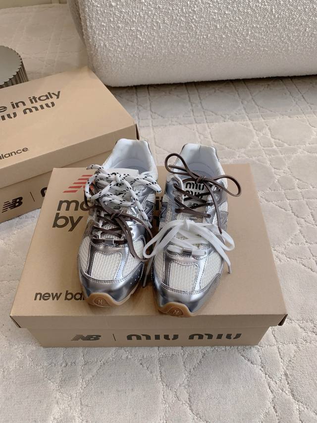 绒面 皮面 Miu X Newbalance 合作款运动鞋 神来之鞋 上脚太好看啦 闭眼入 各种穿搭都能驾驭 配色好美 尺码35-39 40定做