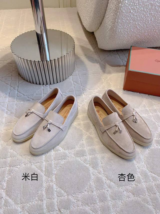 出厂价P 女款 Loro Pian* Lp万年经典款乐福鞋 简约时尚 脚感超级舒适 一天可以暴走两万步的鞋子 超级百搭款！ 原版购入开发 顶级品质！ 鞋面牛皮