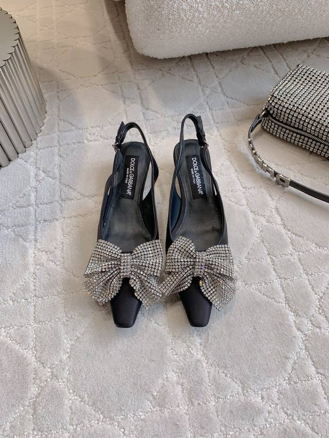 出厂价P Dolce & Gabban*新款水钻蝴蝶结小跟后空鞋 超级重工水钻奢华闪耀 鞋带金属Logo精致感拉满 任何穿搭都能轻松驾驭 百搭单品 鞋面真丝 内