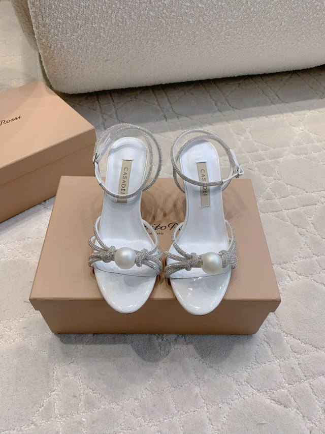 出厂价P Casadei 新款水钻珍珠绕带高跟凉鞋 原版定制闪耀水钻 精致优雅 上脚妩媚又迷人 仙气十足 内里垫脚羊皮 意大利真皮大底 跟高7Cm 9.5Cm