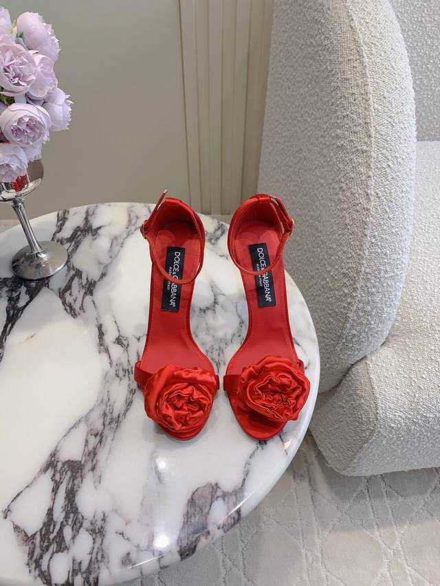 出厂价P Dolce & Gabban*新款花朵高跟凉鞋 纯手工缝制立体花朵 后跟金属Logo精致感拉满 简约一字带鞋型拉长腿部线条 任何穿搭都能轻松驾驭 百搭