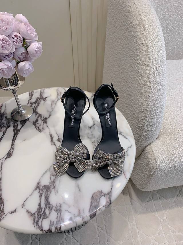 出厂价P Dolce & Gabban*新款水钻蝴蝶结高跟凉鞋 超级重工水钻奢华闪耀 鞋带金属Logo精致感拉满 简约一字带鞋型拉长腿部线条 任何穿搭都能轻松驾