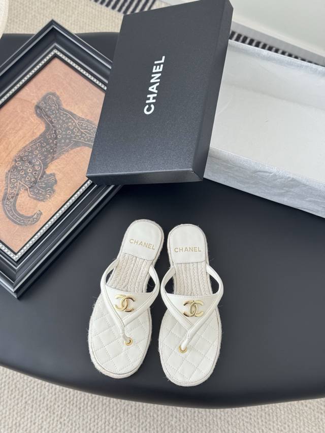 Chanel 25P新款菱格拖鞋 春夏新款，高版本高品质。 鞋面垫脚羊皮，原版大底。 Size:35-39 其他码数定做