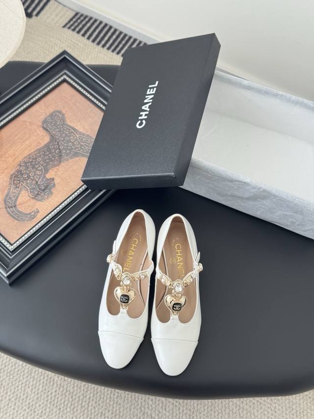 Chanel 小香25K春夏新品爱心单鞋 春夏美鞋必入清单里不能少了它！ 这类鞋型就是典型的经典款 看上去简简单单 上脚却发现意外的好看 爱心金属链条点缀显得整