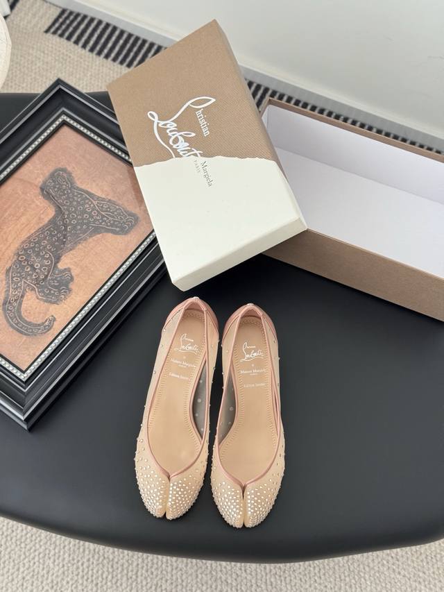 联名 Maison Margiela X Cl平底鞋 这款鞋采用网布材质 饰以Cl标志性的手工镶嵌水晶精致的水钻点缀 呼应马吉拉24Ss高定系列的设计元素 银色