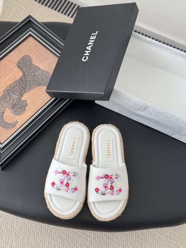 Chanel 25P新款双C拖鞋 春夏新款，高版本高品质。 鞋面布，垫脚羊皮，橡胶大底。 Size:35-39 其他码数定做