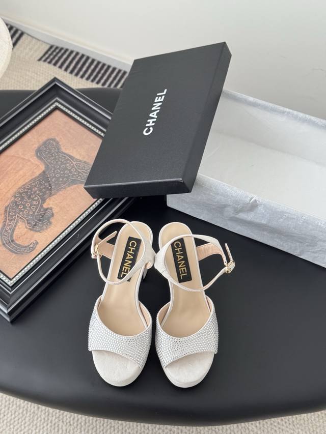 Chanel25K早春系列防水台烫钻凉鞋 新款抢先发售 原版烫钻工艺 内里垫脚羊皮 真皮大底 Size:35-39 其它码数定做