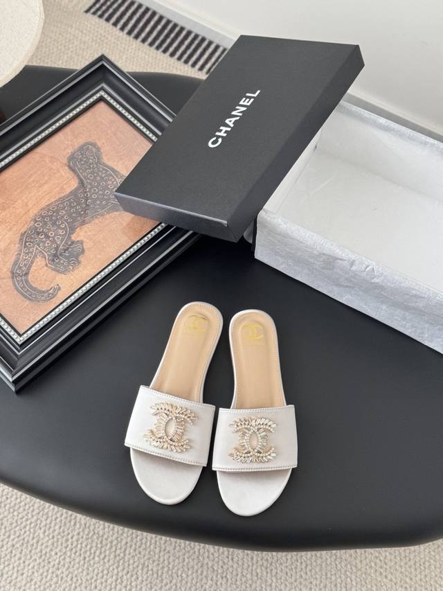 Chanel 25P新款双C拖鞋 春夏新款，高版本高品质。 鞋面绸缎，垫脚羊皮，真皮大底。 Size:35-39 其他码数定做