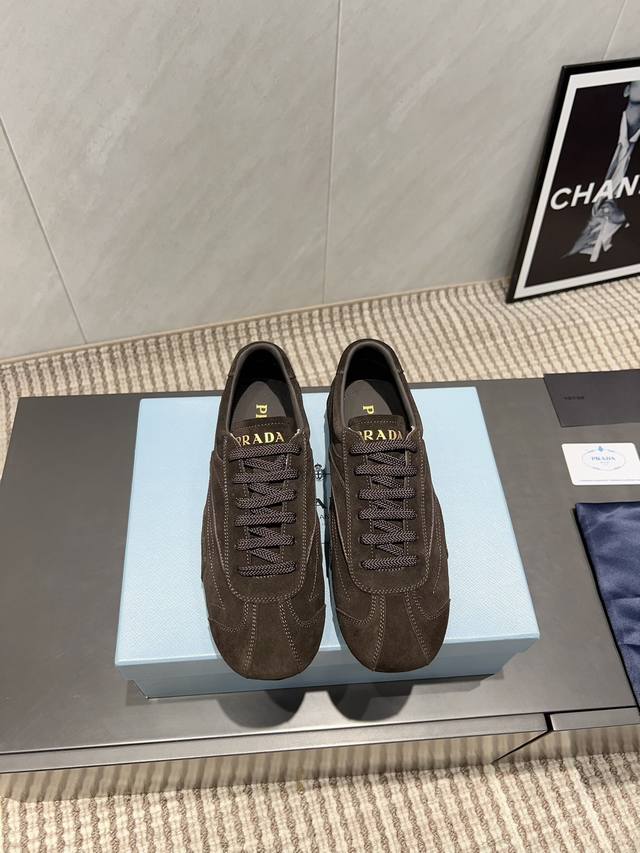出厂:女 男 独家顶级版本 Prad-A普拉*达2025Vs春晚休闲鞋系列 情侣休闲鞋 原版1:1定制，今年最潮的三角标一脚蹬英伦风复古休闲鞋，众多网红上脚，这