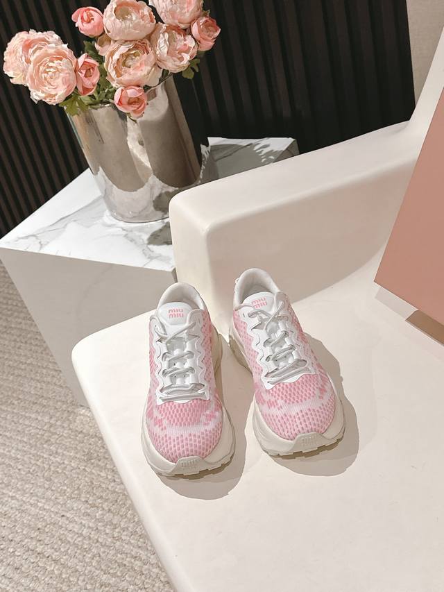 出厂价P Miumiu25新款厚底运动鞋极简复古文艺的风格都能搭，搭各式的袜子也很赞轻巧，超轻暴走神鞋行走更轻松愉悦对版透气飞织面料，透气网内里，私模高密度发泡