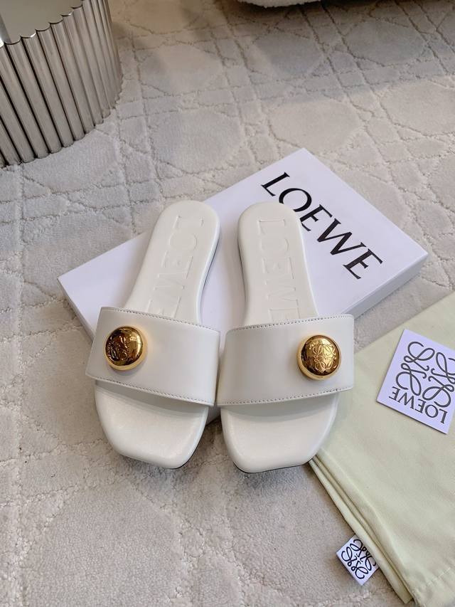 出厂价P Loew*新款平底凉拖鞋 金属纽扣点缀让人眼前一亮 慵懒松弛感拉满 万能百搭的一款拖鞋 鞋面牛皮 内里垫脚羊皮 意大利真皮大底 尺码35-39 40