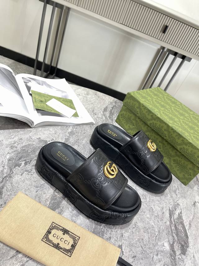 Gucci 古奇 女士 Gg 厚底凉拖鞋 Gucci平台形状创意总监最喜欢的一款鞋，向几十年时尚工作经验致敬。现代风格的廓形贯穿 Gucci 系列，为款式注入时