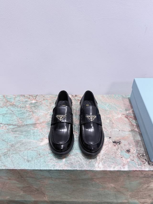 Prada 25Ss 普拉达走秀款三角标乐福鞋 款乐福鞋款式经典，饰以优雅的漆面皮革提升格调，增添精致风格。 面料进口开边珠牛皮 牛漆皮 原版开模橡胶大底 码数