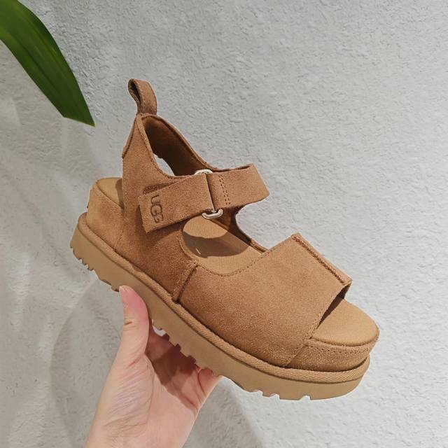 Ugg 品牌推出的一款非常时髦的大爆款已经上市咯 经典再造简约经典系列 跟高6厘米Eva厚底[买爆R] 翻毛皮鞋面，透气舒适 鞋面：材料金星凉鞋通常采用优质的皮