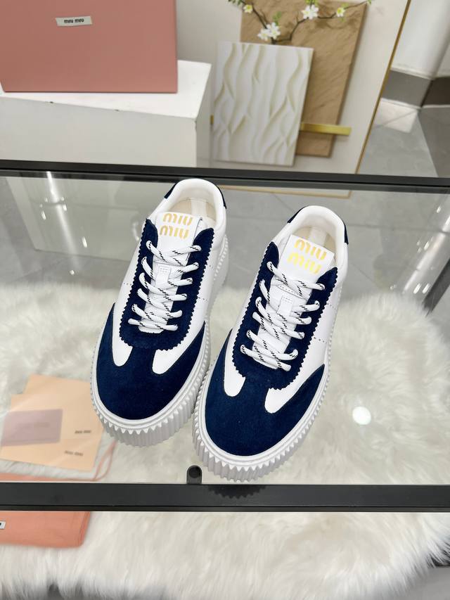 缪缪Miumiu新款上市特点：轻，软，增高，舒适，透气 Miumiu25年新款 厚底饼干鞋 最新走秀款，经典升级 舒适度与时髦度并存 每个颜色搭配都好看，设计搭