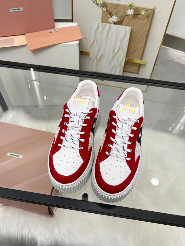 缪缪Miumiu新款上市 Miumiu25年新款 厚底饼干鞋 最新走秀款，经典升级 舒适度与时髦度并存 每个颜色搭配都好看，设计搭配不同风格需求 鞋面：原版定制
