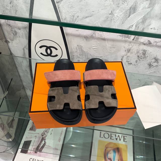 Hermes 爱马仕二舅凉拖鞋 呆萌又优美鞋型行走非常舒适 HermèS 包装升级，版型做工材料升级 Hermes市场最高版本纯手工鞋 顶级产品爱马仕跟鞋 经典