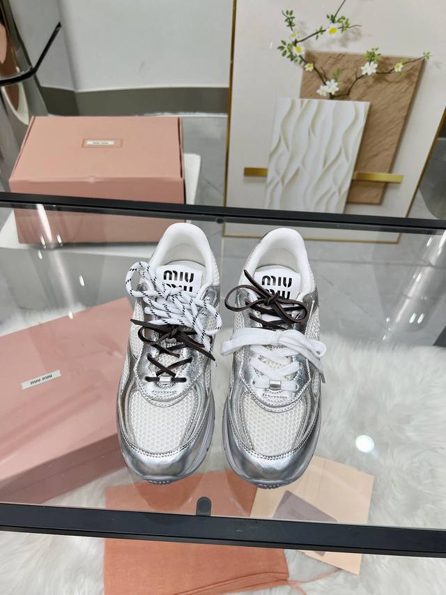 Miumiu 又有了新的联名球鞋！！ 之前的Miu Miu X New Balance 联名鞋子火的一塌糊涂，这次又来了老爹鞋款，新的联名系列啦 不再是薄底鞋