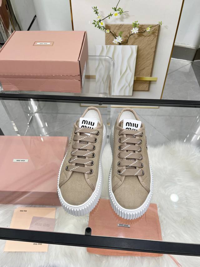 缪缪Miumiu新款上市 Miumiu25年新款 厚底饼干鞋 最新走秀款，经典升级 舒适度与时髦度并存 每个颜色搭配都好看，设计搭配不同风格需求 鞋面：原版定制