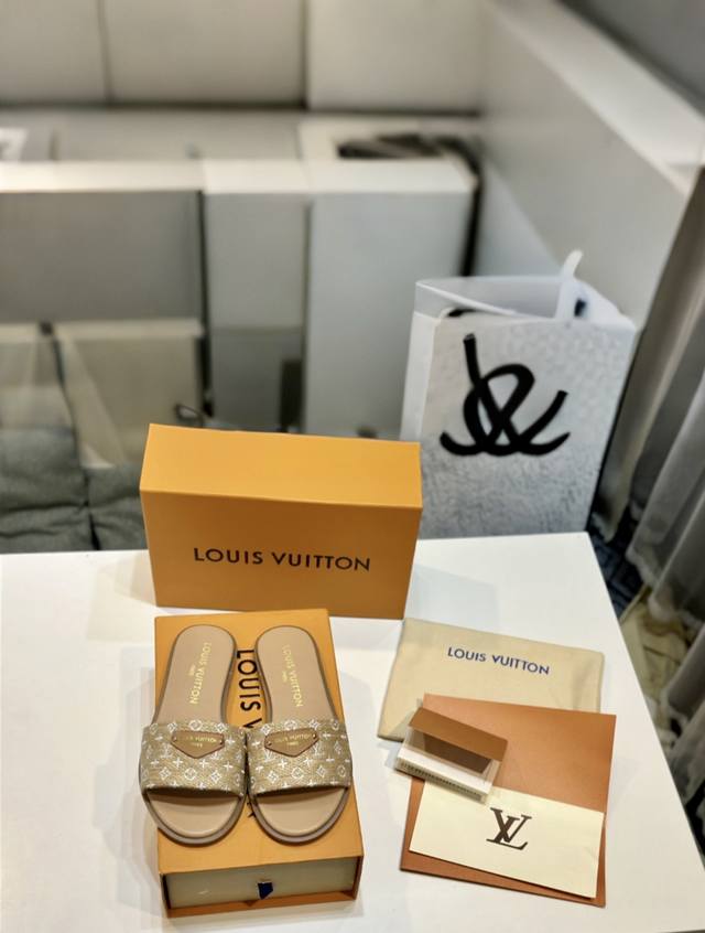 最新新品上市 顶级版本 橡胶底P 双层真皮底 Louis Vuitton 超级好搭瘦腿神器 脚感活力十足，上脚舒适优雅 面料：原版材料 内里高档羊皮里 柔软舒适