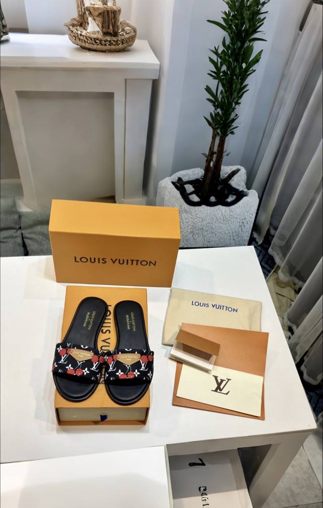 最新新品上市 顶级版本 橡胶底P 双层真皮底 Louis Vuitton 超级好搭瘦腿神器 脚感活力十足，上脚舒适优雅 面料：原版材料 内里高档羊皮里 柔软舒适