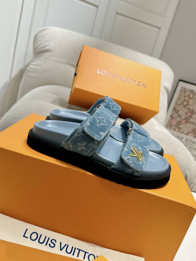 拖鞋 Louis Vuitton 路易威登女士 新款凉鞋 Lv Sunset Comfort平底凉鞋以精致拉菲草鞋面道出手工艺格调，搭配韧性鞋垫和轻盈微型外底，