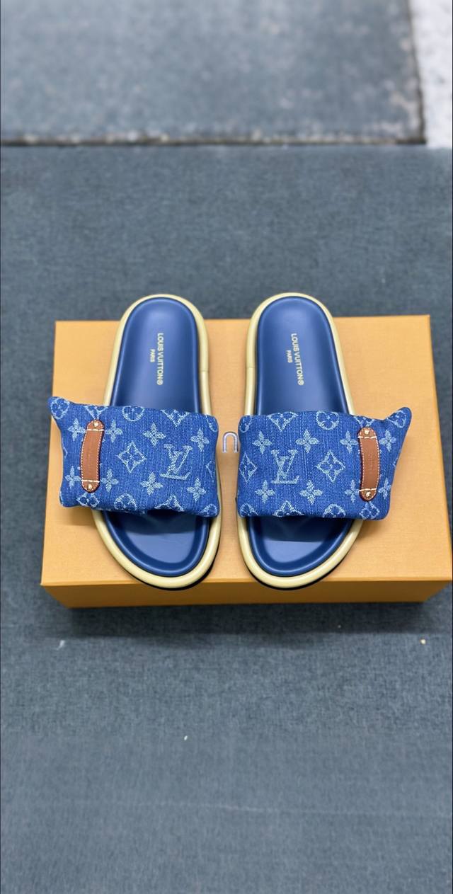 最新 卢家秋冬新品上市 Louis Vuitton 超级好搭瘦腿神器 脚感活力十足，上脚舒适优雅 面料：鹿皮面料 内里高档羊皮里 柔软舒适 透气 垫脚：高弹乳胶