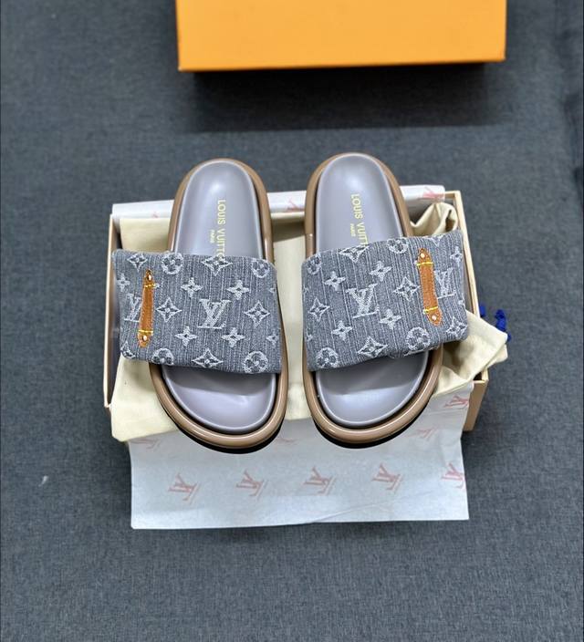 最新 卢家秋冬新品上市 Louis Vuitton 超级好搭瘦腿神器 脚感活力十足，上脚舒适优雅 面料：鹿皮面料 内里高档羊皮里 柔软舒适 透气 垫脚：高弹乳胶