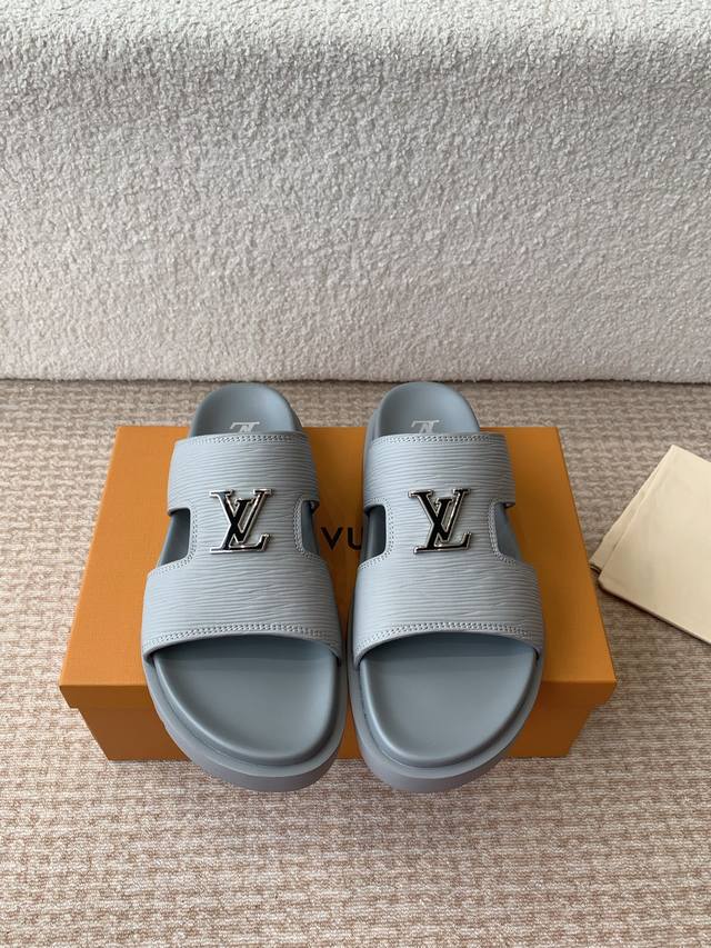 Louis Vuitton 25Ss 沙滩拖 又一爆款 最新 顶配版本 Lv一出即巅峰的超爆款的老花拖鞋面包的脚感 软绵绵的超舒服 今年驴粉们太有福了 爱了 说