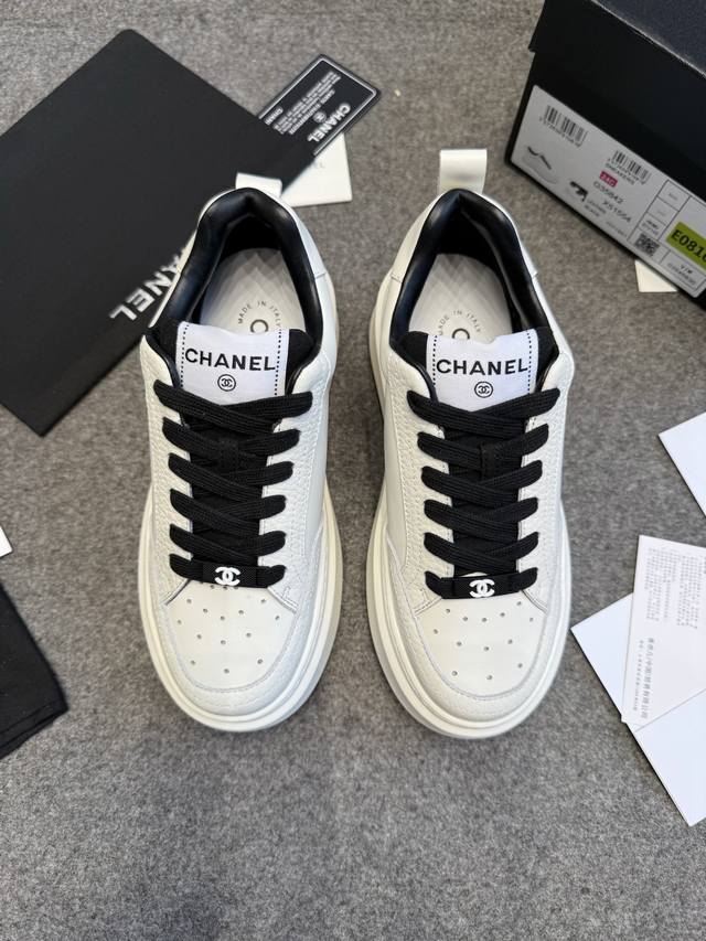 Chanel香奈儿饼干鞋 新款休闲运动鞋板鞋 专柜一鞋难求 超美的颜色 非常百搭 超级舒适 满满的小香风 经典耐看百搭款， 鞋面: 牛皮 内里: 羊皮 原版Pu
