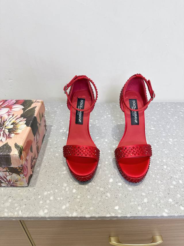 Dolce & Gabbana 杜嘉班纳 25Ss春夏新款 高跟 水钻 凉鞋 古典与现代碰撞出的意式浪漫美学真丝系列 小猫跟凉鞋 线条，版型，看得到的高级感，非