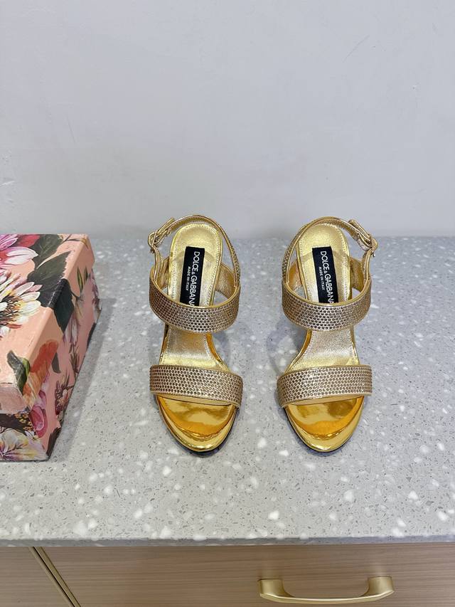 Dolce & Gabbana 杜嘉班纳 25Ss春夏新款 高跟 凉鞋 古典与现代碰撞出的意式浪漫美学真丝系列 小猫跟凉鞋 线条，版型，看得到的高级感，非市场通