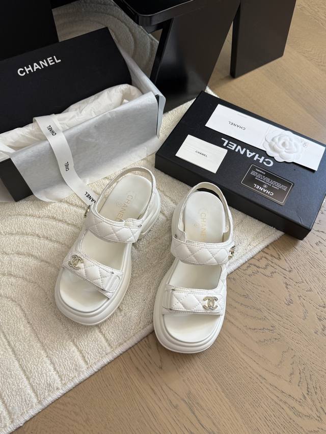 Chanel 25新魔术贴厚底凉鞋版面 顶级对版货！ 所有的颜色我家都有！ 鞋面进口面料，垫脚内里羊皮，原版五金扣。 均配专柜顶级包装！ Size:35-39