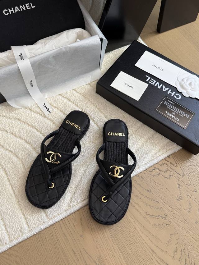 Chanel 25P新品夹脚人字拖鞋！ 这一系列这真的是绝了 怎么会这么美！ 夏天真的是无敌搭配可盐可甜～ 鞋面采用进口妮布 内里是小羊皮 真皮大底 码数：35