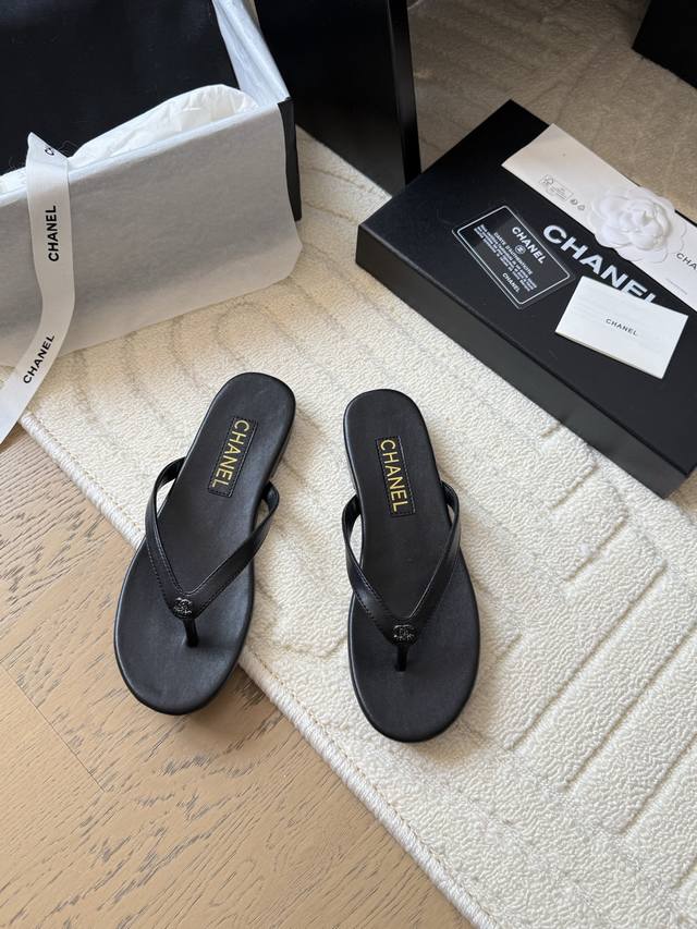 Chanel 25C新品夹脚人字拖鞋 这一系列这真的是绝了 怎么会这么美！ 夏天真的是无敌搭配可盐可甜～ 鞋面采用进口小牛皮 内里是小羊皮 真皮大底 码数：35