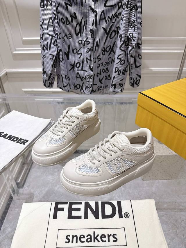 出厂 顶级版本Fendi Match新款厚底运动板鞋 ，由Kim Jones倾情打造的一款运动鞋，采用皮革和反绒皮制成完美再现复古风格，整体鞋型设计简约，休闲感