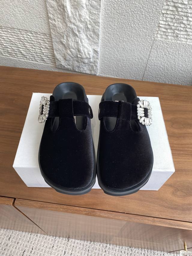 顶级版本: Roger Vivier 25Ss 夏季新品 Slidy Viv系列 绒面 水晶钻扣 包头拖 穆勒鞋 Slidy Viv'系列糅合舒适设计和淑女风格