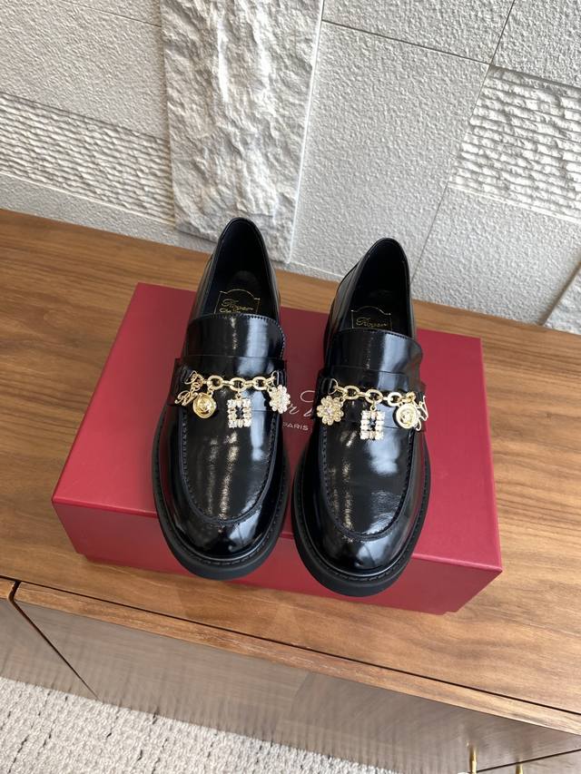 顶级版本: Roger Vivier 25Ss 春夏新款 Rv五金扣 水晶钻链条 乐福鞋 Rv新款粗跟平口乐福鞋都追求极致的完美，金属链条水钻扣饰是由技艺精湛的