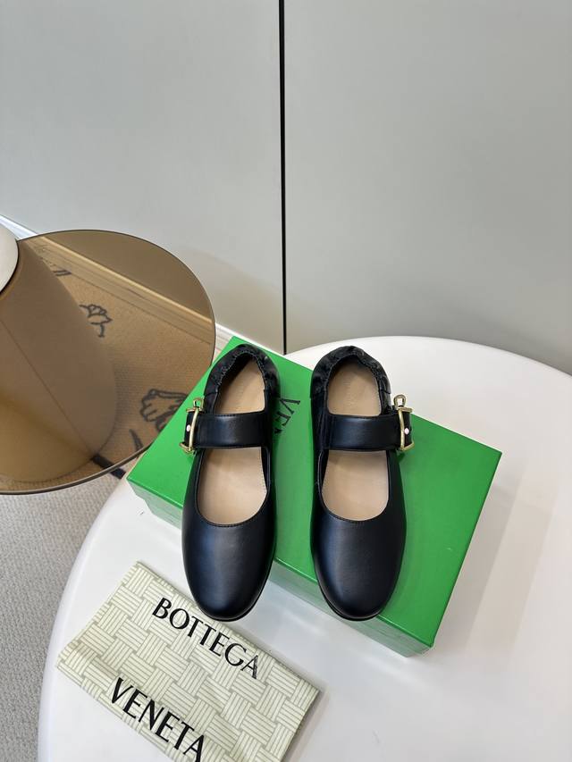 Botteg* Veneta 2025春夏玛丽珍穆勒鞋 Bv今年的单品都超级的火？每一款产品都备受瞩目，时尚达人的最爱，这款拖鞋也不例外，上脚真的超百搭 ，超好