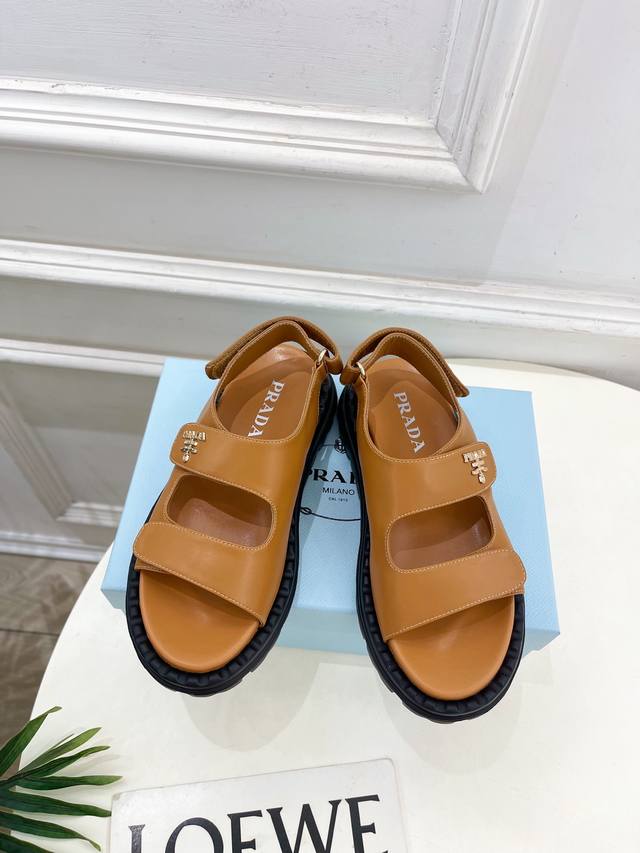 Prada 普拉达 25 2025春夏新品 专柜走秀款 休闲情侣款沙滩凉鞋系列 鞋面：原版定制小羊皮 内里：进口小羊皮 大底：原版开模防滑大底 鞋码: 女35-