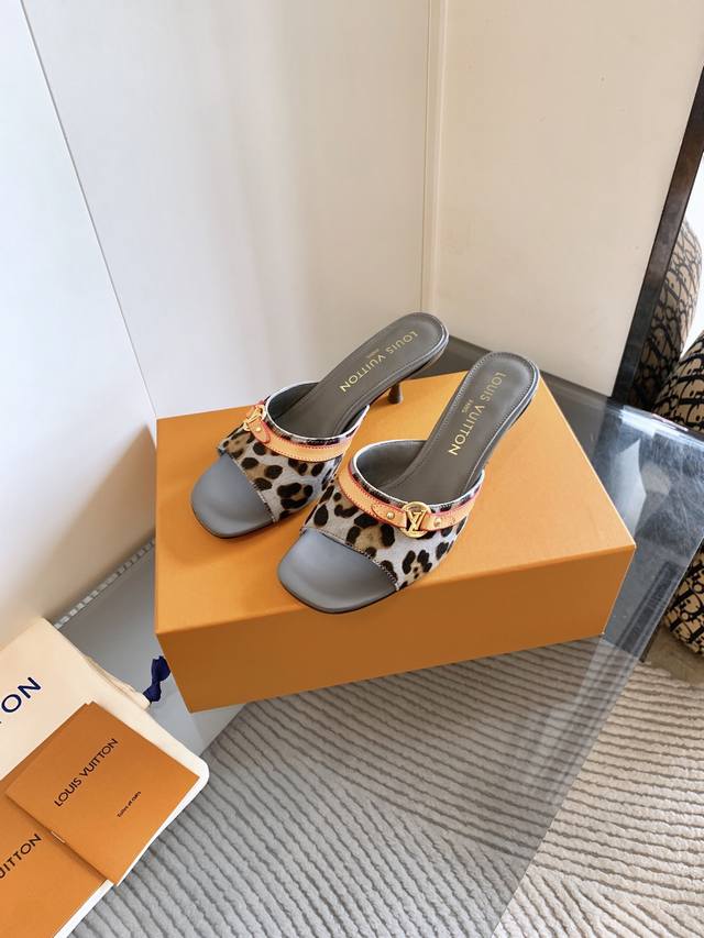 出厂价P 、 Lv Ss25 New Arrival～ L家25款春夏单猫跟拖 单宁色搭配的棕色皮质，也太出彩了！ 刚刚好的绝美小猫跟，高级经典性感舒适， 拉满