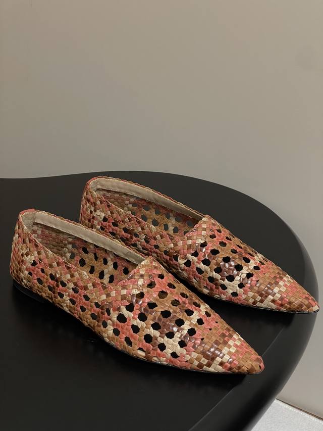 爆炸款 Loro Piana 诺悠翩雅 Lp S春夏新款 牛皮手工编织镂空乐福鞋老钱风复古单鞋尖头芭蕾舞鞋 Ayame平底芭蕾舞鞋采用手工精制，醒目吸睛。手工编