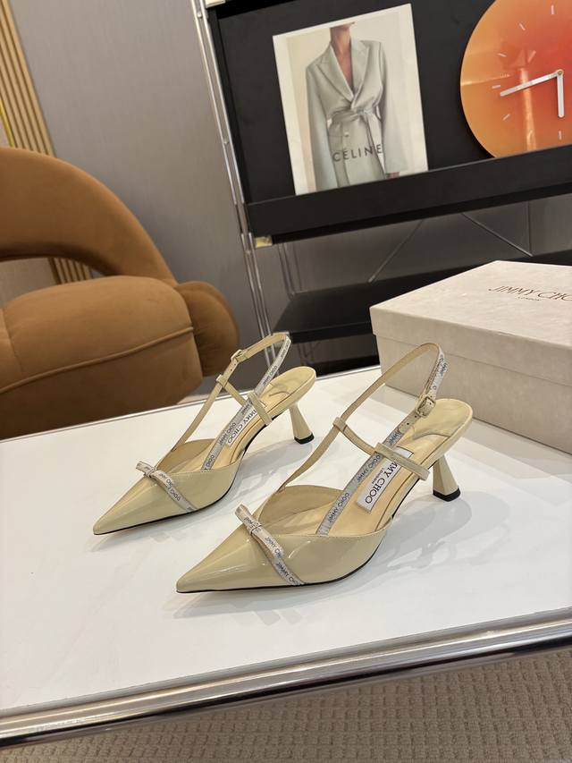 品 牌：Jimmy Choo 吉米周 2025早春新品 Orb Pum 异形 高跟鞋 宋茜同款 邂逅奢华 不仅仅是一双鞋子，更是一件艺术品，它承载着精湛工艺与时