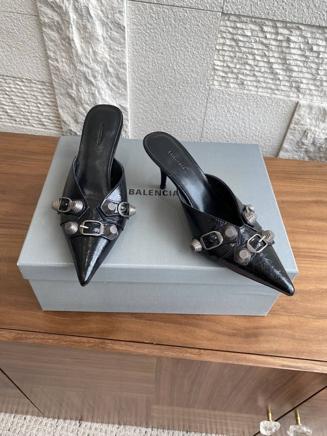 顶级版本: Balenciaga 25Ss 夏季新品 尖头 钮钉 半拖 包头拖 高跟鞋 原版购入对照开发，特殊进口牛皮面料，进口羊皮做内里确保脚感舒适度，复刻模
